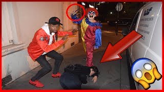 LE CLOWN TUEUR ME FRAPPE AVEC UNE ARME [upl. by Aikkan]