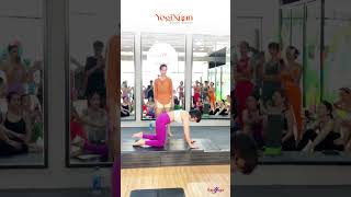 Nghệ thuật quotChạm chỉnhquot trong Yoga shorts yoga yogixuan yogapractice yogateacher yogalife [upl. by Rancell]