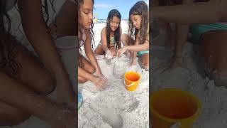 Fazendo castelo de areia com as amigas em Cabo Frio [upl. by Ardnohs513]