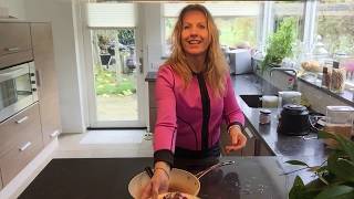 Powervrouw recept 1 Bananen pannenkoeken met kwark en fruit [upl. by Itnaihc724]