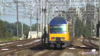 Driedubbele treinkruising op station Hoofddorp [upl. by Uolymme789]