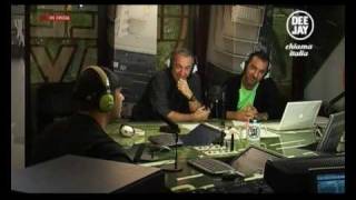 Checco Zalone canta gli Uomini sessuali a Deejay chiama Italia Radio Deejay [upl. by Ahseyi]