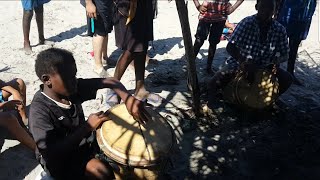 Niños Garífunas tocando y bailando punta en El Triunfo de la Cruz Tela Atlántida Honduras🇭🇳 [upl. by Novad]