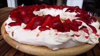 Pawlova mit Sahne und Erdbeeren super lecker und glutenfrei [upl. by Win]