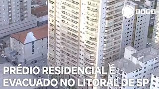 Prédio residencial de 20 andares é evacuado por risco de desabamento no litoral de São Paulo [upl. by Sinnoda223]