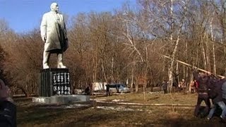 Ukraine Protesters Topple Lenin Statues [upl. by Gnilrad]