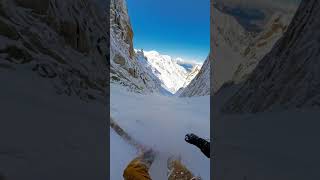 Skiing the passerelle couloir from the aiguille du midi insta360 insta360x4 [upl. by Winikka148]