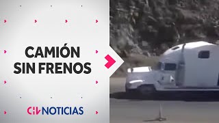 Impactante registro muestra accidente de camión sin frenos en Arica  CHV Noticias [upl. by Akemad506]