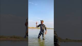 बेज़ुबान जानवर को छोड़ा बच्चे ने पानी में 🐟🇮🇳 army indianarmy shortsfeed fish army trending [upl. by Auhsuoj]