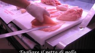 Come tagliare un petto di pollo in fettine  Corsi in cucina [upl. by Ititrefen870]