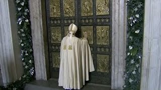 Giubileo 2015 Papa Francesco apre la Porta Santa in Vaticano [upl. by Arondell975]