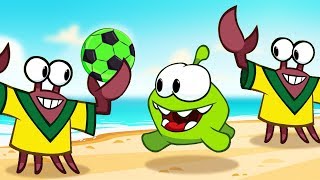 Aprende con Om Nom  Om Nom juega futbol con cangrejitos graciosos y balones de colores [upl. by Aldwin]