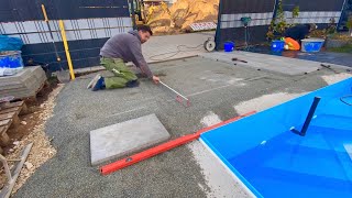 Pool bauen Teil 7 Splitt abziehen 60 x 40 Terrassenplatten verlegen Betonkeil herstellen [upl. by Nevile243]