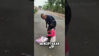 seorang anak perempuan menunggu kakek di persimpangan jalan [upl. by Lemmy926]