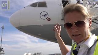 Inge und Claudia im Cockpit Mit der riesigen Lufthansa Cargo MD11F nach Asien Cockpitfilmede [upl. by Beffrey]