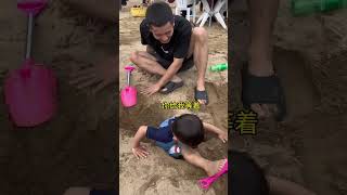 不愧是父子倆！連出去玩都得栽同一坑 搞笑父子爸爸帶小孩funny [upl. by Reniar]