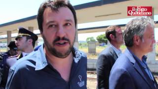 Migranti Salvini al Cara di Crotone dito medio ai contestatori davanti alle telecamere [upl. by Ahsi]