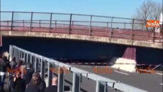 Crolla un ponte sulla A14 nelle Marche mentre passano le auto schiacciati marito e moglie [upl. by Suivatnom]