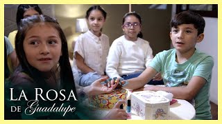 Andrés se pinta las uñas y juega con las niñas del colegio  La Rosa de Guadalupe 14  Formas [upl. by Weidar]