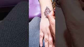 Use syringe mehndi applicator Very easy from the cone mehndi shorts henna mehndi [upl. by Jopa]