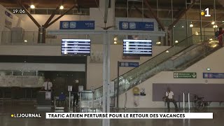 Trafic aérien perturbé pour le retour des vacances [upl. by Ennairac460]