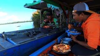 Mancing langsung masak tumis udang saos tiram setelah dapat banyak udang galah capit biru [upl. by Anaert]