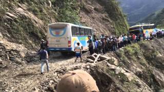 Choferes y pasajeros arriesgan sus vidas habilitando vías en Nor Yungas [upl. by Mehta]