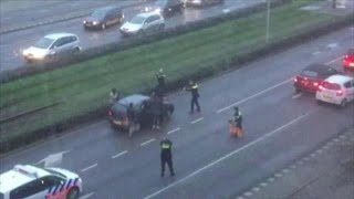 Politie schiet op auto maar verdachten ontsnappen  RTL NIEUWS [upl. by Willin]