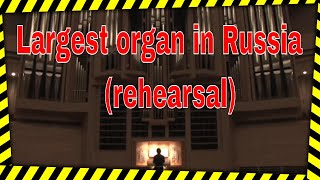 Dr Carol Williams plays the Largest organ in Russia [upl. by Callan399]