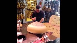 EL CORTE DEL QUESO EMMENTAL 106 KG [upl. by Batholomew]