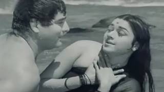 Yeh Kaun Hain Jiske  Asha Bhosle Mahendra Kapoor Aurat Song [upl. by Enwad548]