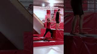 Envíaselo a TU COLEGA el MENOS EMPANADO 🥴 parkour parkourvideos trampolinepark humor [upl. by Eresed]