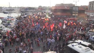 Catania manifestazione per i migranti della Diciotti quotPensiamo alle persone non alla politicaquot [upl. by Holli]