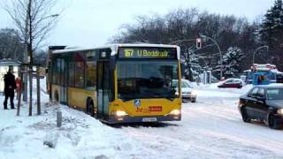 Im Schnee festgefahrener Schlenkerbus in Berlin Neukölln [upl. by Aenal]