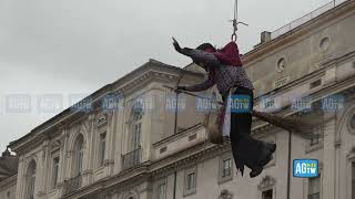 Epifania a Roma si rinnova la tradizione della befana a piazza Navona bambini con il naso allinsù [upl. by Yblocaj]