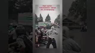 Supir truk ugal2n tabrak lari shortsyoutube tabraklari storywa timnasgarudateam crash [upl. by Nakashima358]