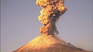 Impresionante explosión del volcán mexicano Popocatépetl [upl. by Enyawud]