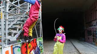 LES CLOWNS TUEURS ESCALADE UNE GRUE  CA TOURNE TRÈS MAL [upl. by Eicarg134]