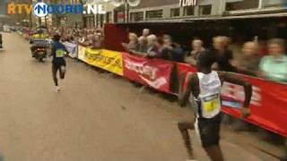 Kipchoge wint opnieuw 4 Mijl van Groningen [upl. by Paule530]