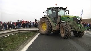 Manifestation des agriculteurs bretons pour dénoncer les prix du marché [upl. by Ayotahs271]