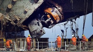 Güney Korede 304 kişiye mezar olan Sewol feribotu limana çekildi [upl. by Ullyot]