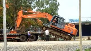 excavator machine ko unloading kaise kare poclain machine tailor se niche ka tarika [upl. by Eikin]