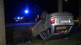 Auto met vier polen op de kop in sloot na botsing met lantaarnpaal  Witterzomer Assen [upl. by Etaner]