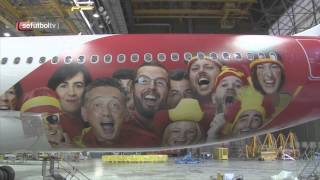 Así se ha decorado el avión de Iberia que llevará a la Selección al Mundial [upl. by Melissa]