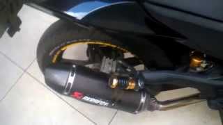 YAMAHA FAZER 250 COM ESCAPE AKRAPOVIC FIBRA DE CARBONO [upl. by Eelnayr645]