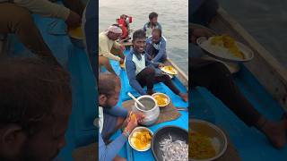 నడి సముద్రంలో తప్ప మీద అన్నం ఎలా తింటారు  How Do You Sea Boat food eting sivaram seafood fish [upl. by Magnus]