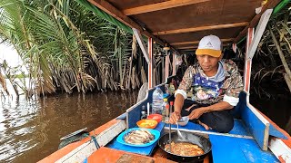 Masak udang cili padi langsung di perahu setelah mancing di sungai [upl. by Ellenhoj]