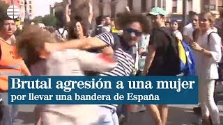 Brutal agresión a una mujer por llevar una bandera española [upl. by Timms]