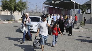 Grenzübergang Rafah geöffnet Ausländer verlassen Gazastreifen [upl. by Tammany]