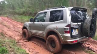 Mitsubishi Pajero 32 DiD  Mitsubishi Montero 32 DiD in mud [upl. by Sutherlan]